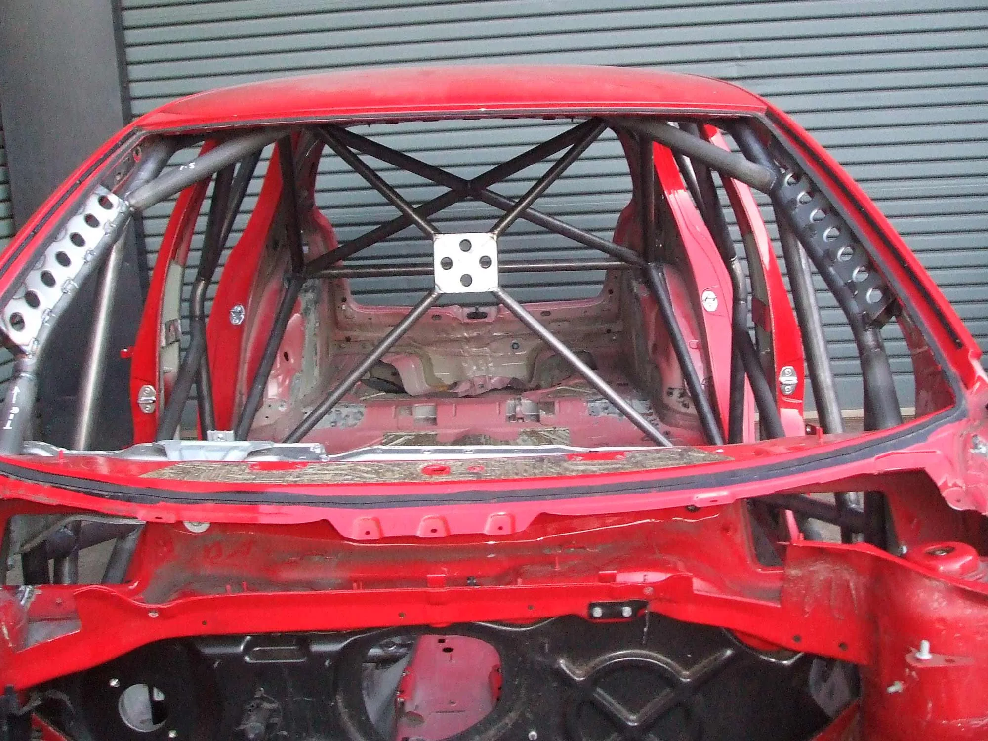 Custom Cages Multipoint Weld-In Roll Cage for Volkswagen Golf 5 - FIA - Image 3