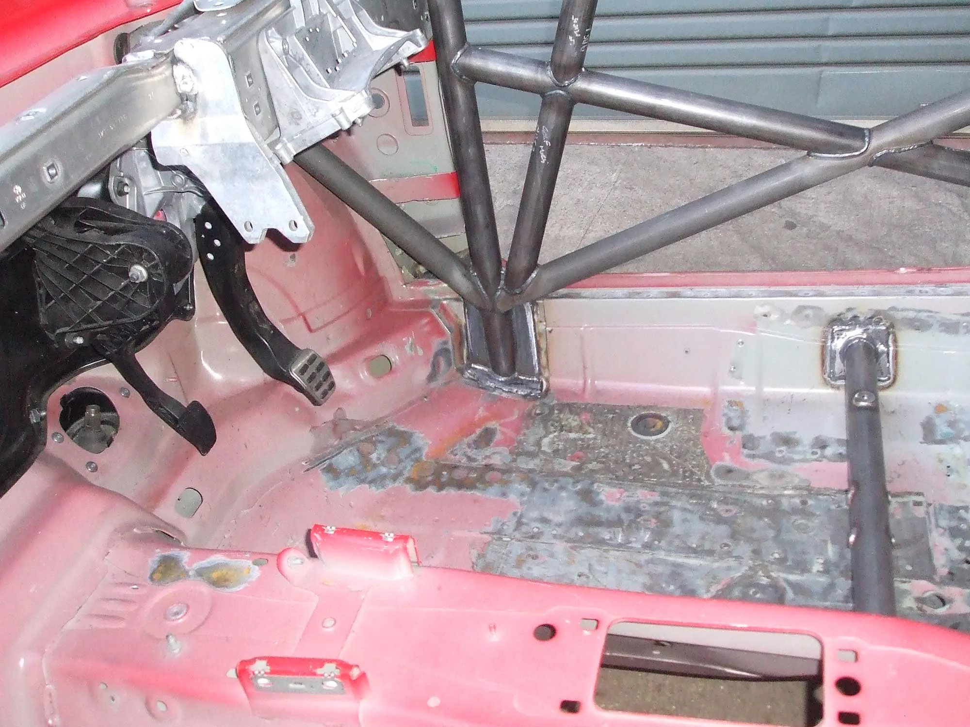 Custom Cages Multipoint Weld-In Roll Cage for Volkswagen Golf 5 - FIA - Image 4