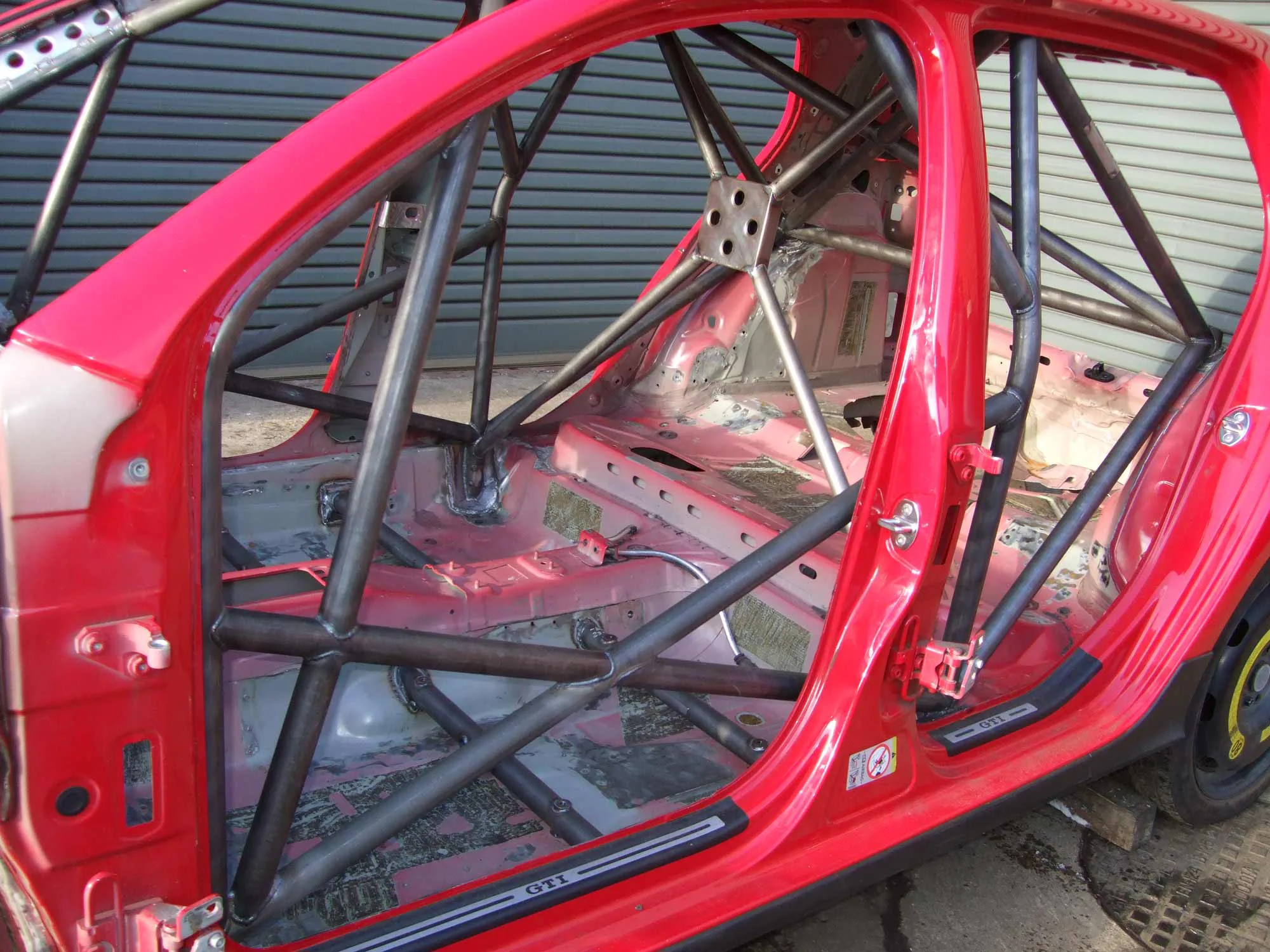Custom Cages Multipoint Weld-In Roll Cage for Volkswagen Golf 5 - FIA - Image 5