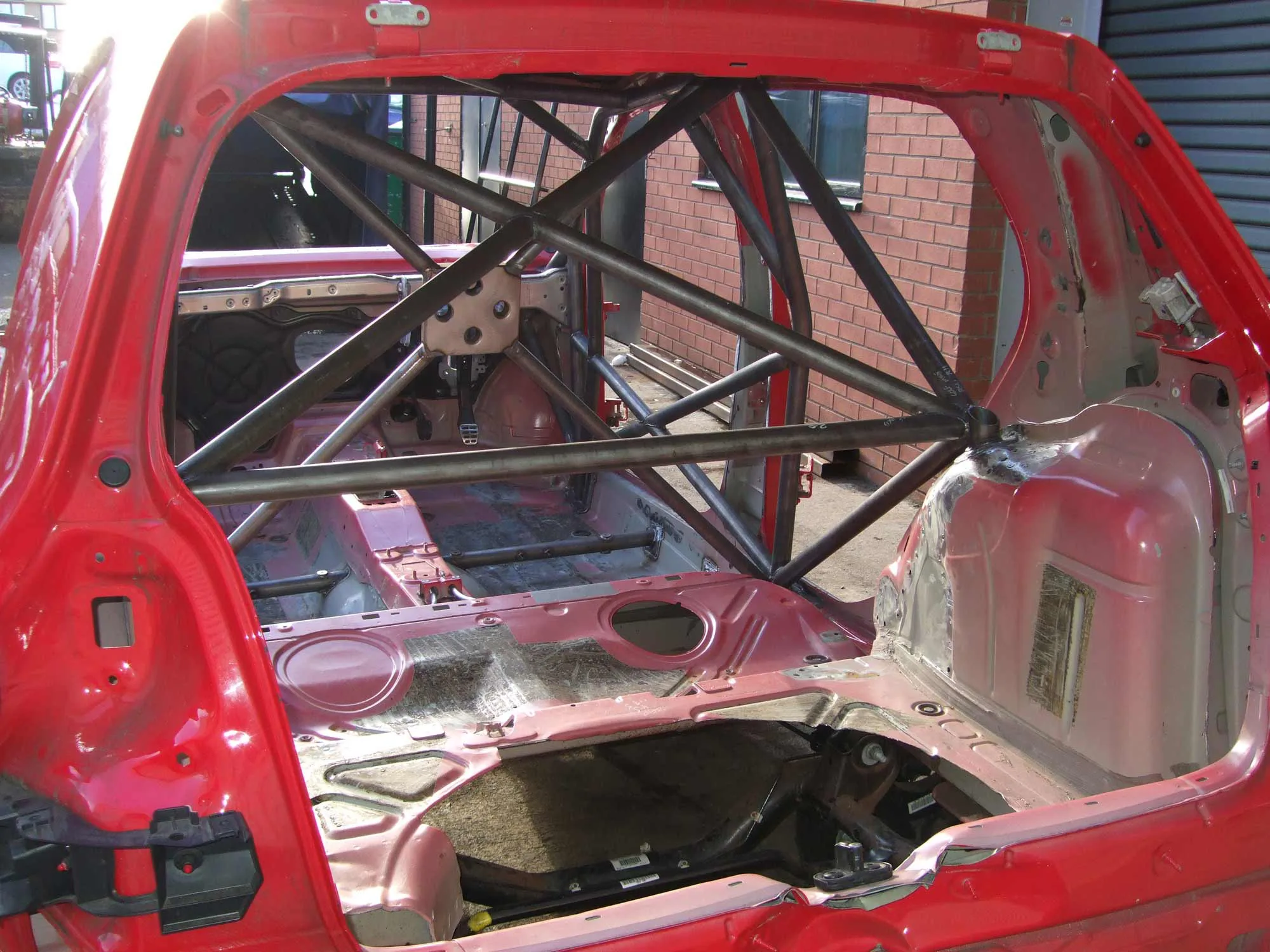 Custom Cages Multipoint Weld-In Roll Cage for Volkswagen Golf 5 - FIA - Image 6